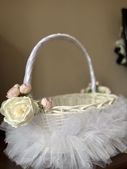 Бели Кошници с тюл, Божури и Рози – За Шаферки/Подаръци