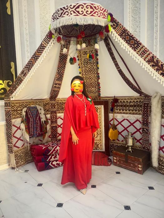 Платье вечернее, красного цвета. Материал- Атлас