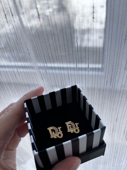 Accesoriu nou nou - cercei D ior