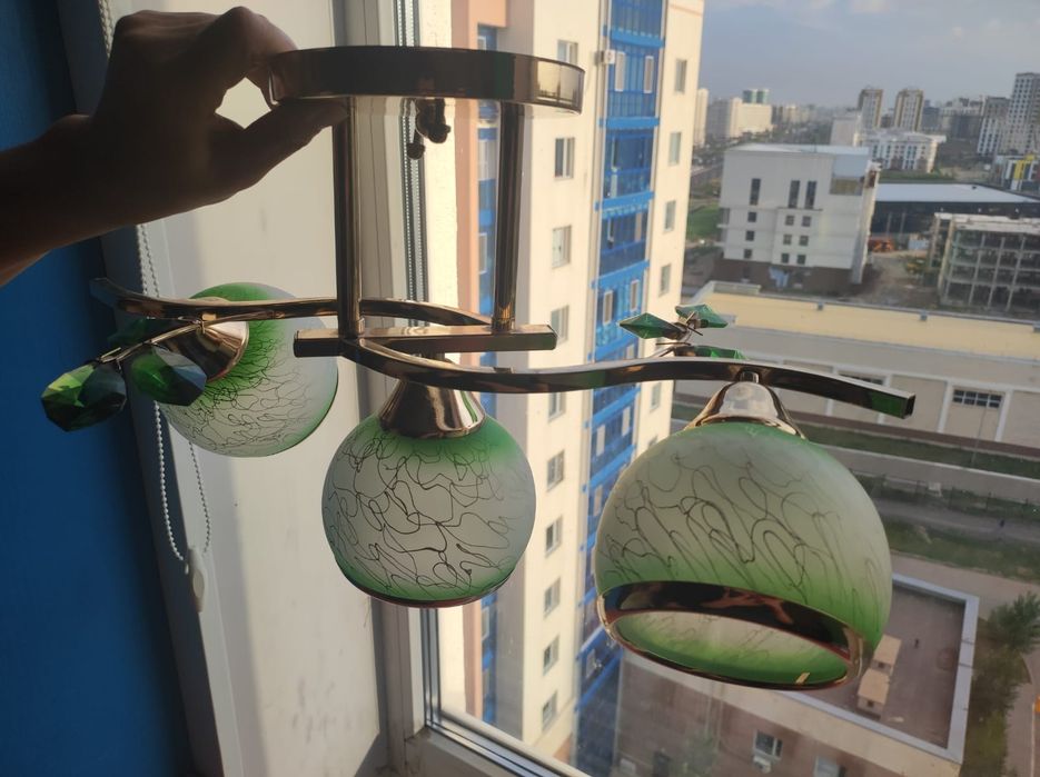 Продам люстру трехрожковую.