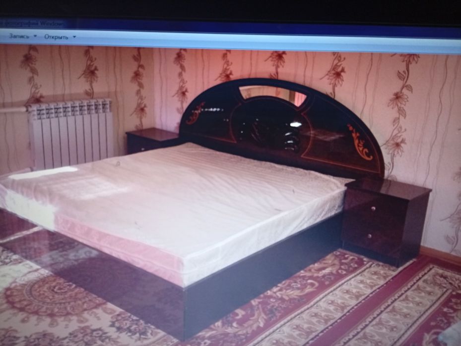 Двух спальный кровать с тумбочка и.