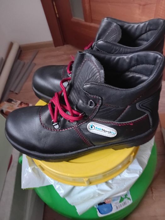 Кожаные ботинки , былғары бәтеңкелер