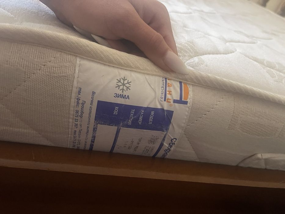 Продавам спалня тъмно дърво - чам с двулицев матрак