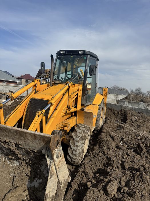 Эсковатор погрузчик услуги 3в1 трактора