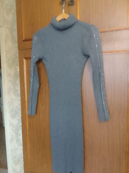 Продам платья на девушку.