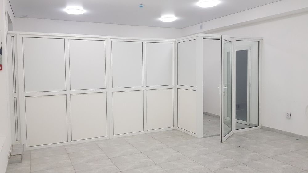 Продам пластиковую перегородку и дверь