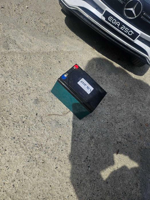 Vand mașinuța pentru copiii cu telecomand baterie de rezevera .are Bluetooth si stick