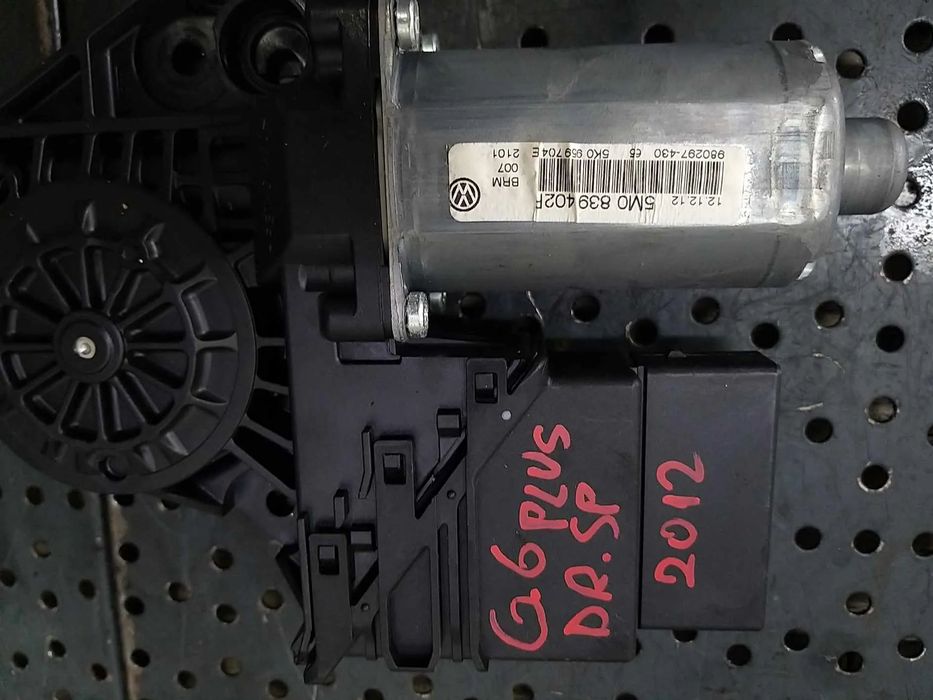 Motoras macara dreapta spate vw golf 6 plus Motoras macara dreapta spate vw golf 6 plus 5k0959794 0130821430 5m0839402f 5k0959704e
