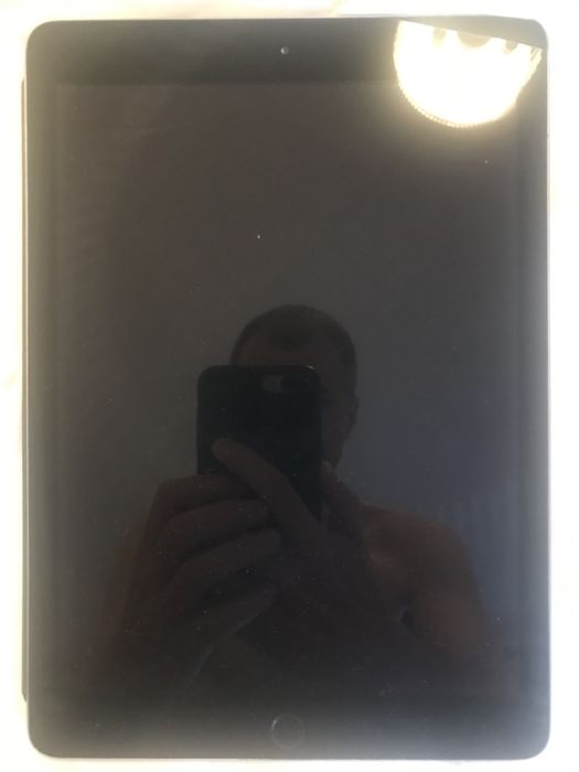 Продается ipad в хорошем состоянии немного погнут с одной стороны