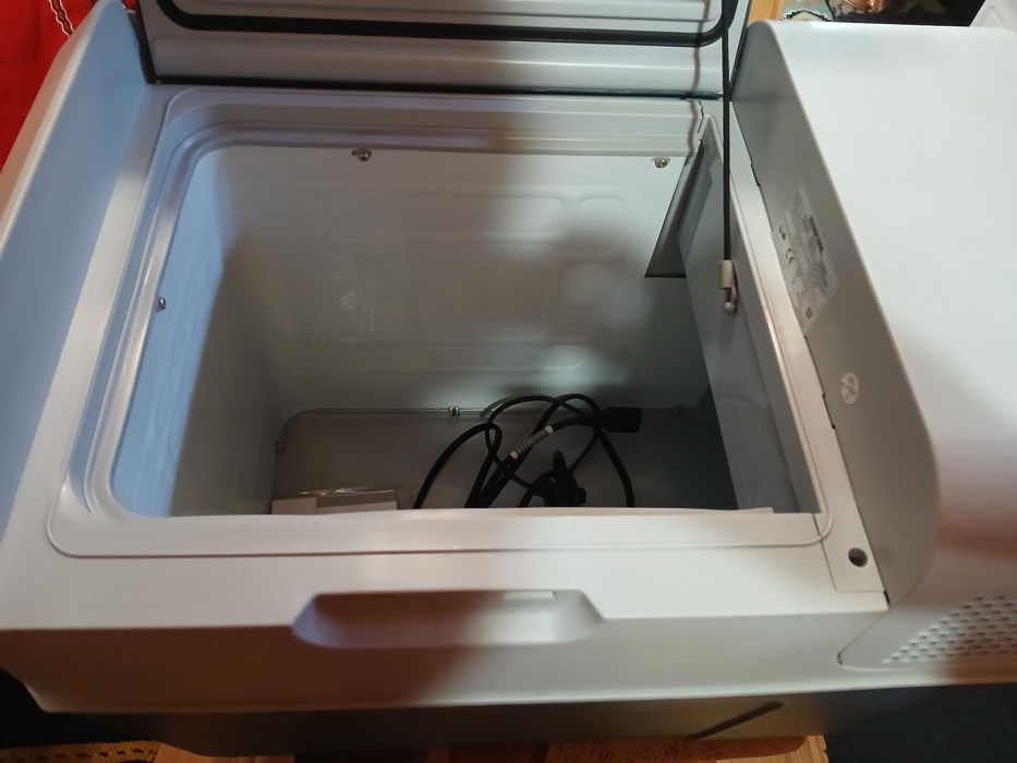 Хладилник с компресор за кола Mobicool 38l