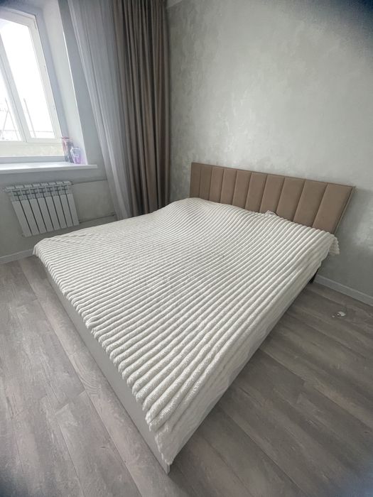 Кровать двухспальная 180/200.