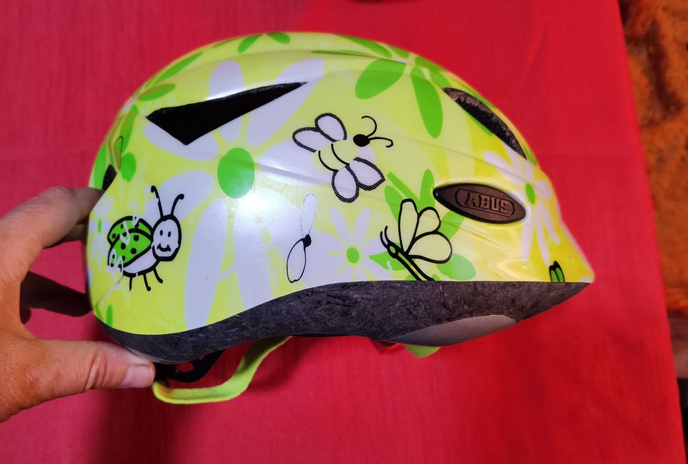 Продавам 2бр детски каски за глава