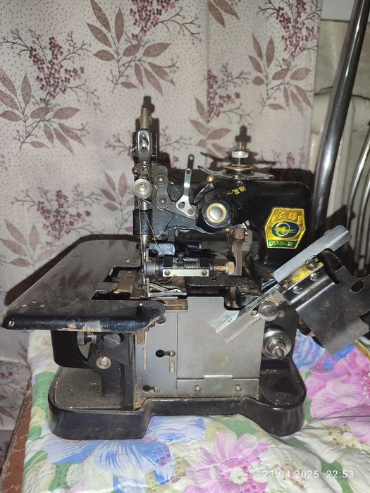 Оверлочная машинка