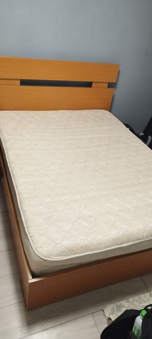Vând pat 140/200