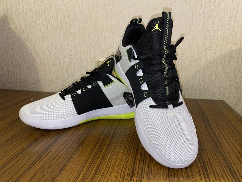 JORDAN ZOOM Zero Gravity Black White Volt