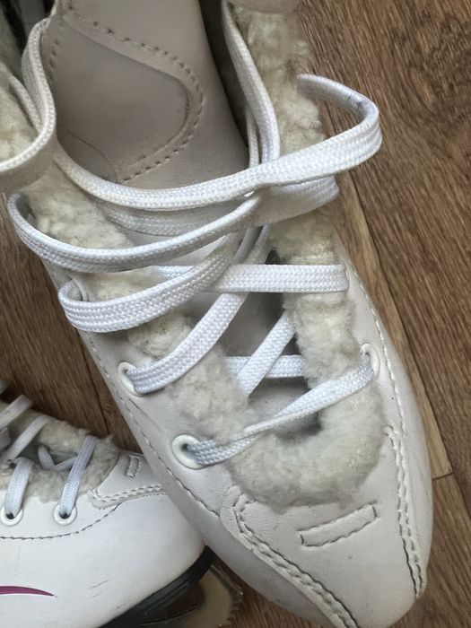 Коньки белые