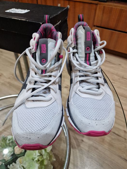 Продавам дамски кецове нови.