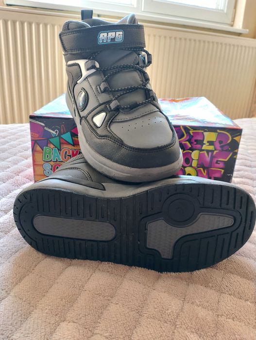 Ботуши, маратонки, кецове