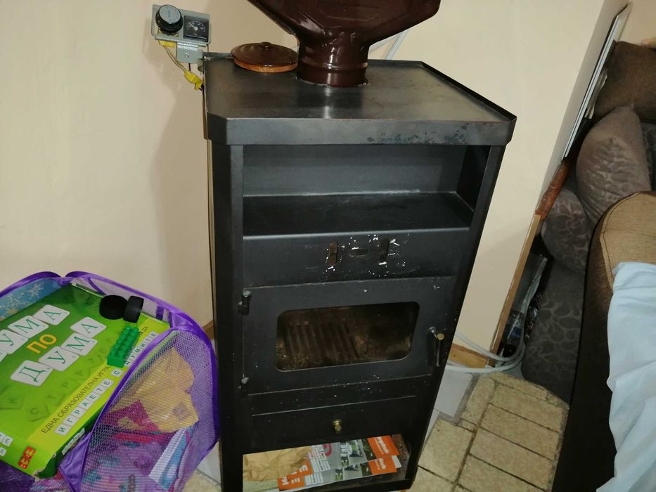 Камина с водна риза, водна помпа и регулируем термостат.