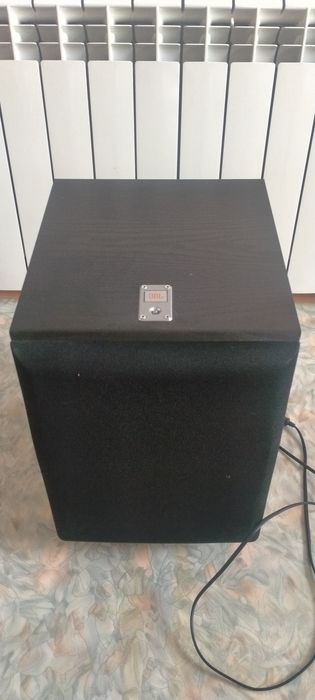 Сабвуфер активный JBL.