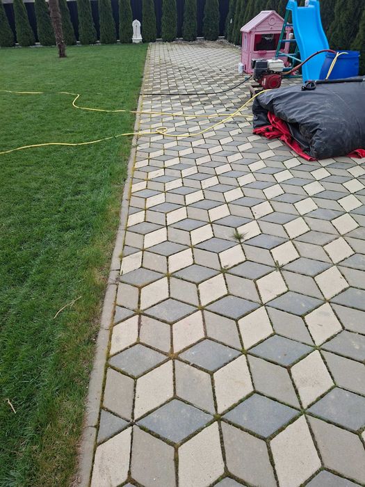 Oferim servicii de curatat pavaje cu masini de curatat sub presiune de apa