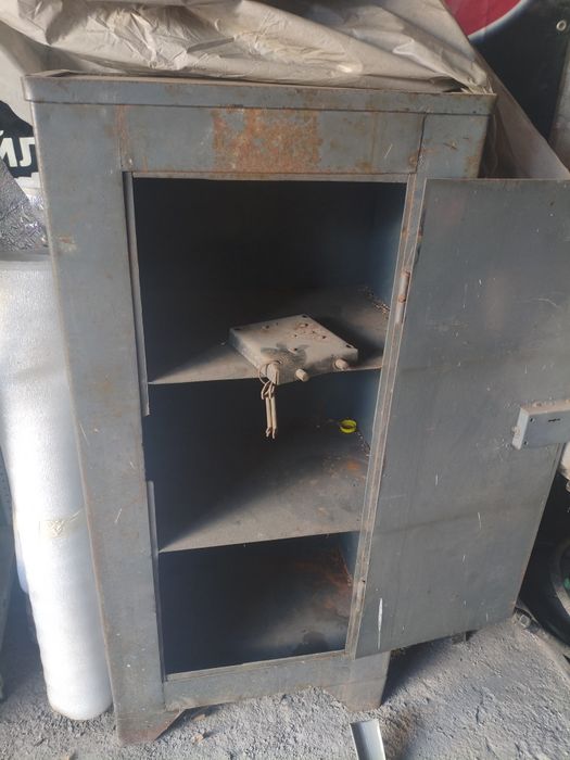 Сейф металлический