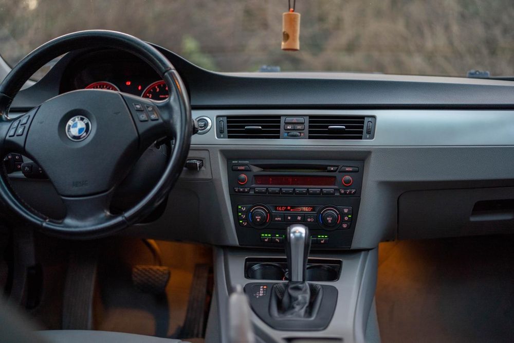 BMW 325i (218hp) Automat | ПАНОРАМА | Напълно Обслужена!