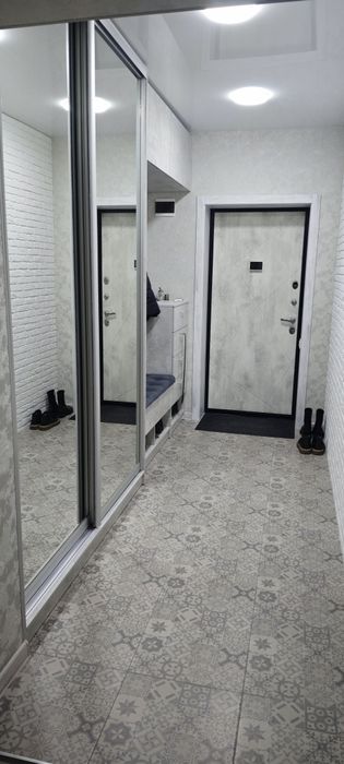 продается 3-комнатная ,второй этаж .