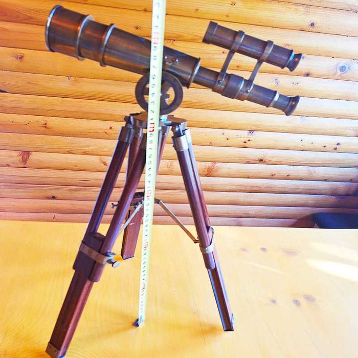 Далекоглед бронзов с античен дизайн и дървена тринога