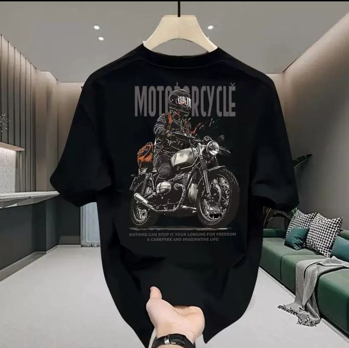 Футболки для мужчин и женщин.