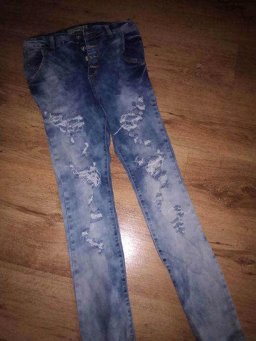 Накъсани дамски дънки