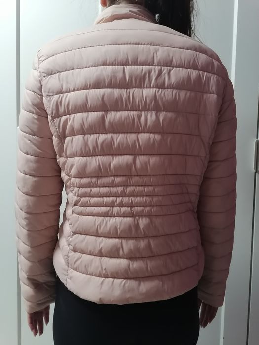 Дамско яке, размер М, подходящо за сезона. Цветът е пепел от рози.
Цен