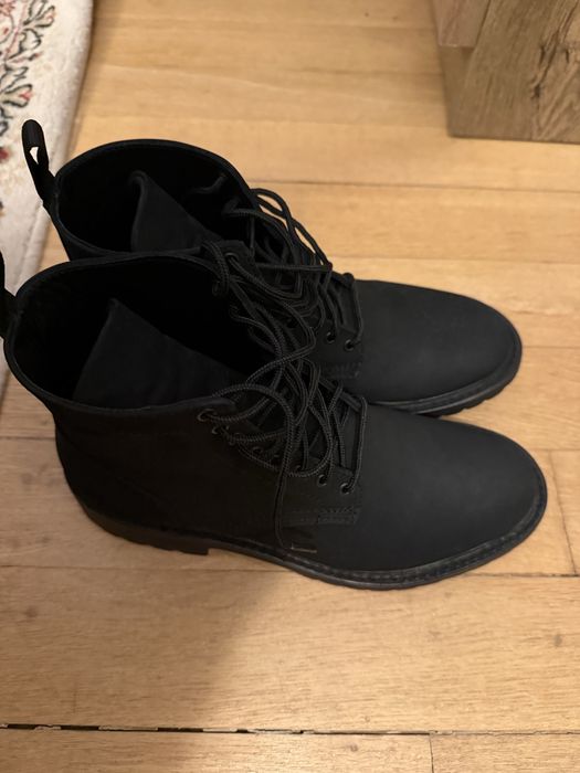 Продавам ботуши на марката Thursdayboot