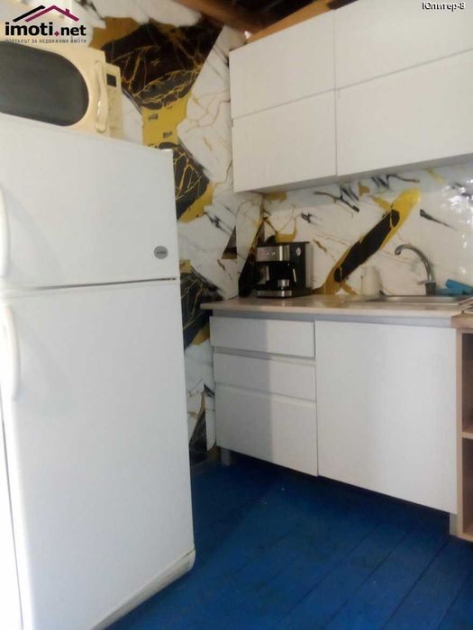 Продава бунгало с веранда в Кариани до брега.