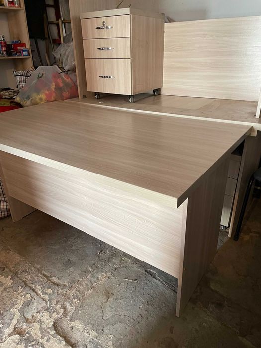 Офисный стол с тумбами и стулья