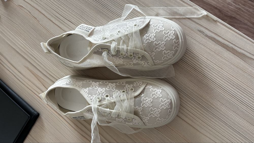 Продам женские дышащие кроссовки