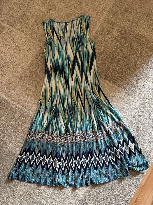 Лятна рокля с дължина под коляното