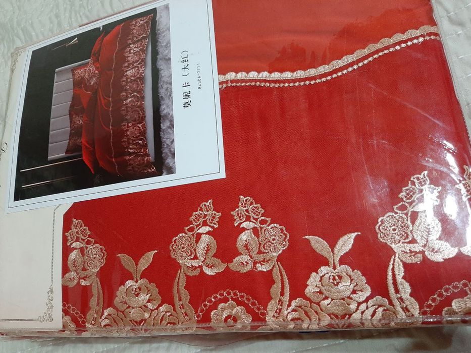 Новое 2-спальное постельное бельё красное с золотистой вышивкой