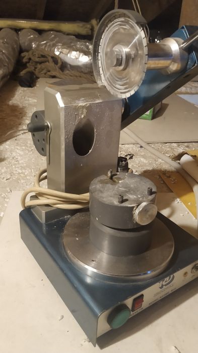 Зъботехнически апарат за рязане, сепариране гипсови пънчета и модели.