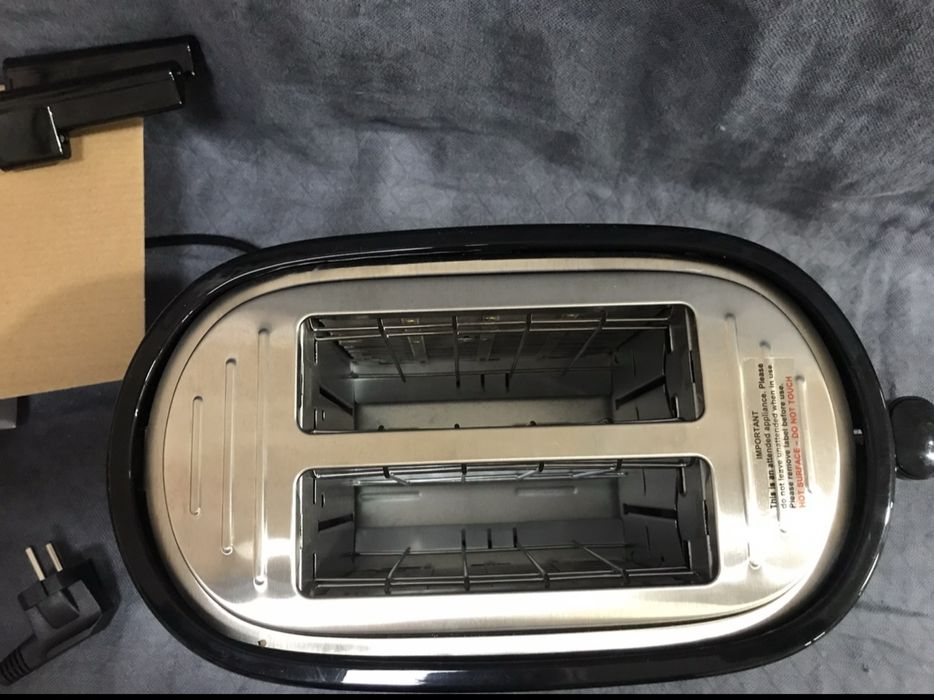 Тостер Delonghi.