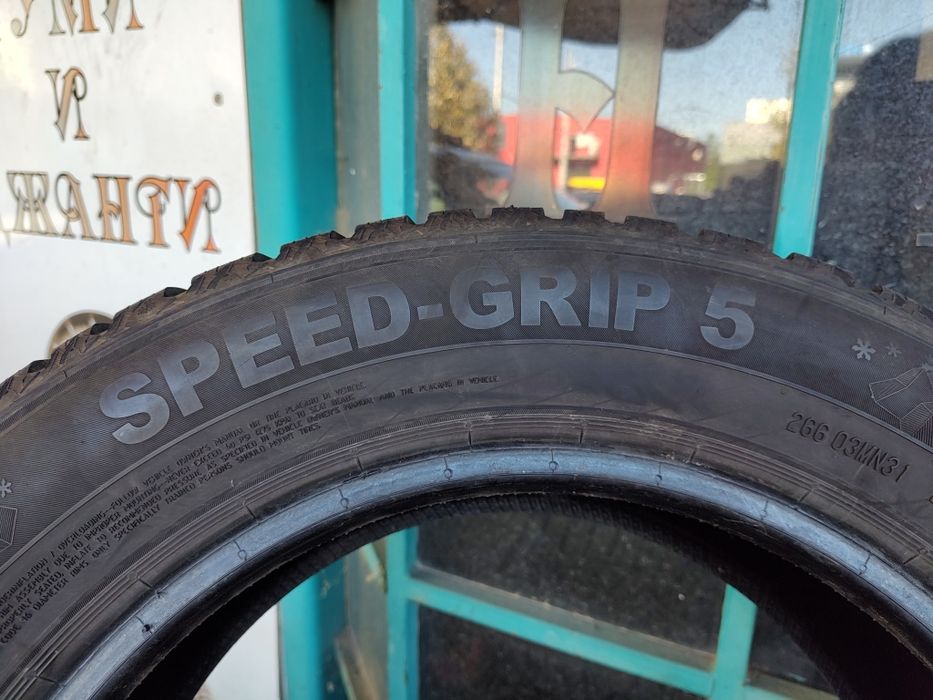 Продавам 2 зимни гуми 205/60/16 Semperit