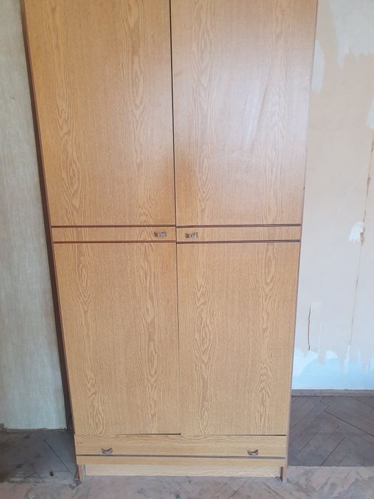 Продавам гардероб, легло 1 1/2, масичка икрака за еднолицев матрак