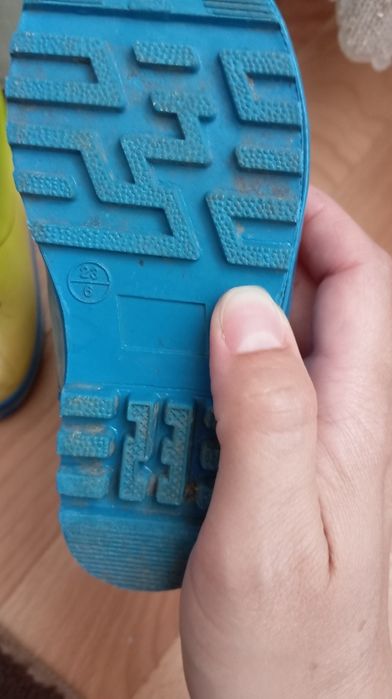 Продам резиновые детские сапоги