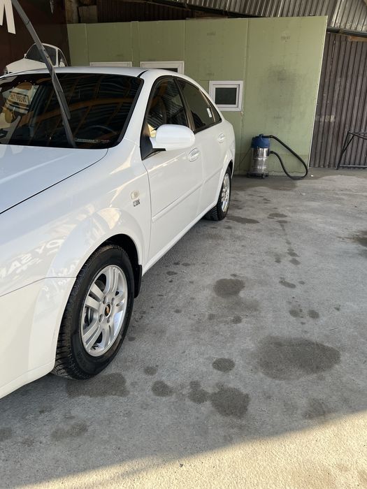 Idal xolat tayor chixol polik qilngan mejikar bor  tayor moshina