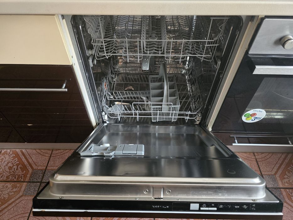 Bucătărie completă + electrocasnice (mașină de spălat vase, plită pe gaz, cuptor pe gaz) , chiuvetă și baterie Franke – ideală garsonieră / chirie