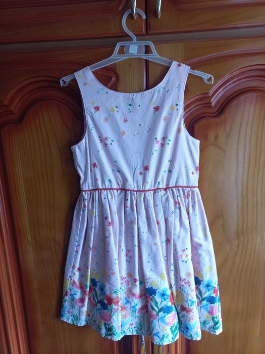 Vând 3 rochițe 7 _8 ani cu nasturi la spate