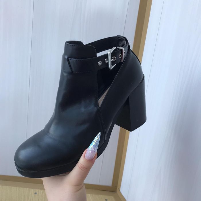 Продам женские ботинки