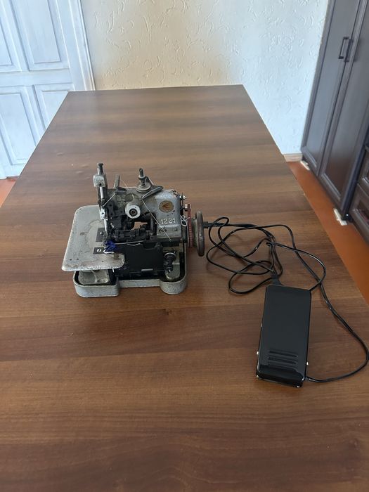 Оверлок трехниточный