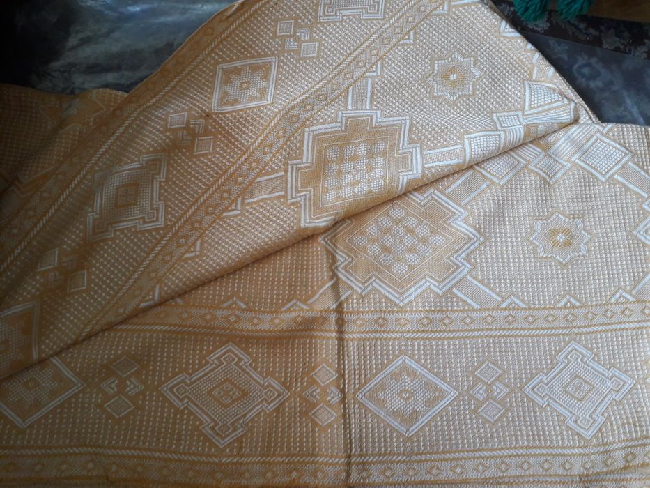 Кувертюра/покривало/за легло жълто и бяло