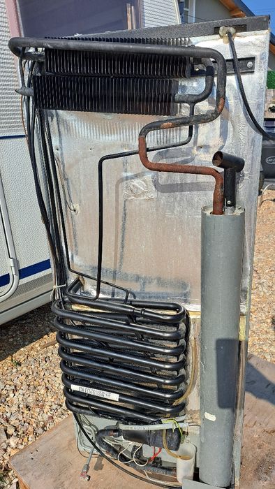 Продавам хладилник за каравана или кемпер.